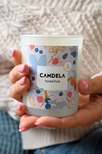 Świeca o zapachu owoców leśnych to idealny prezent dla przyjaciółki.